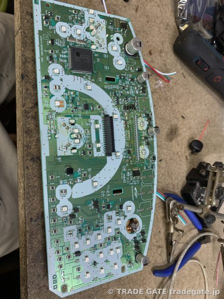 スバル ステラのメーターユニットの基板。多数のLEDと配線が見える。