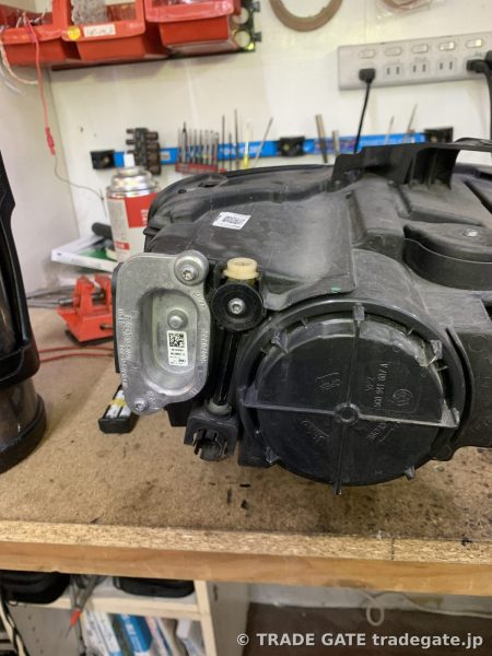 作業台に置かれたAudi A3のヘッドライトユニット裏側