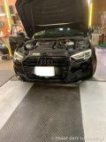 修理作業が完了し、ボンネットを開けて点検中のAudi A3