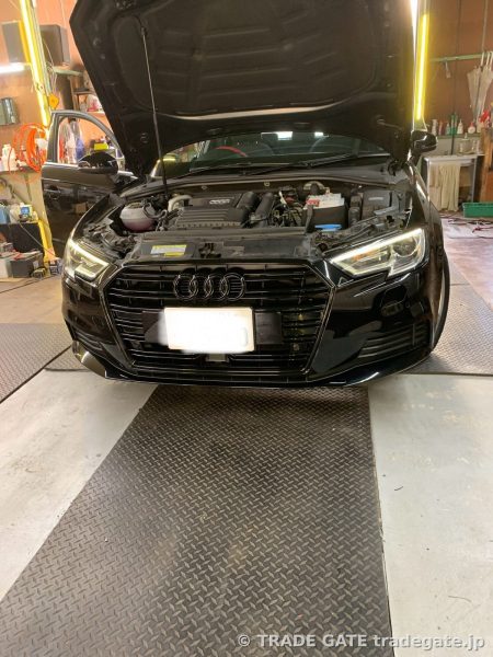修理作業が完了し、ボンネットを開けて点検中のAudi A3