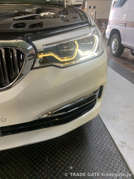 黄ばみが目立つBMW 5シリーズ G30のデイライト部分のクローズアップ。