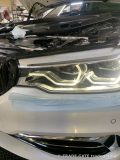 施工後のBMW 5シリーズ G30。デイライトがクリアな白色光を取り戻している状態。