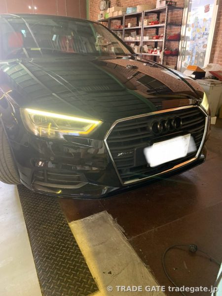 Audi A3の正面、デイライトが片側点灯していない施工前の状態