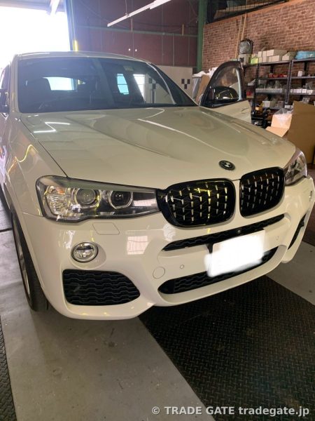 BMW X4 Mスポーツ（F26）のフロントビュー、カスタムグリル装着車