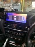 BMW X4に仮設置された大画面Androidナビのメニュー表示