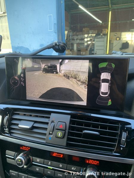 BMW X4のAndroidナビに表示されたバックカメラ映像とパーキングアシスト画面