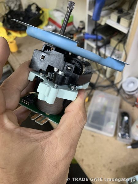 3Dプリンターで製作したとみられる白いギアが組み込まれたメーターモーター部分