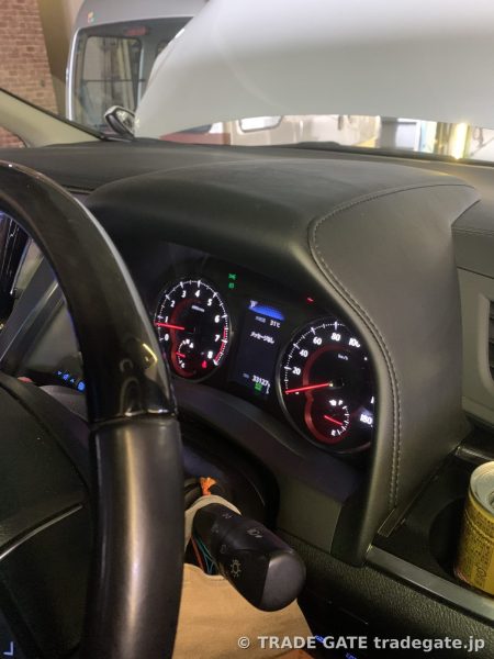 30系アルファード後期の運転席から見たメーターパネル。エンジンがかかり、様々なインジケーターが表示されている。
