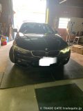 ガレージに停車中の黒いBMW 4シリーズ F34 フロントビュー