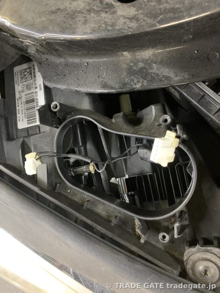 BMW 4シリーズ F34デイライトユニットの内部。LEDチップと配線が露出している。