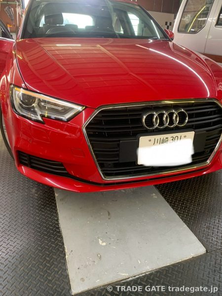 入庫時の赤いAudi A3のフロント全体像。デイライトが点灯していない状態。