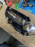 車体から取り外され、作業台に置かれたAudi A3のヘッドライトユニット。