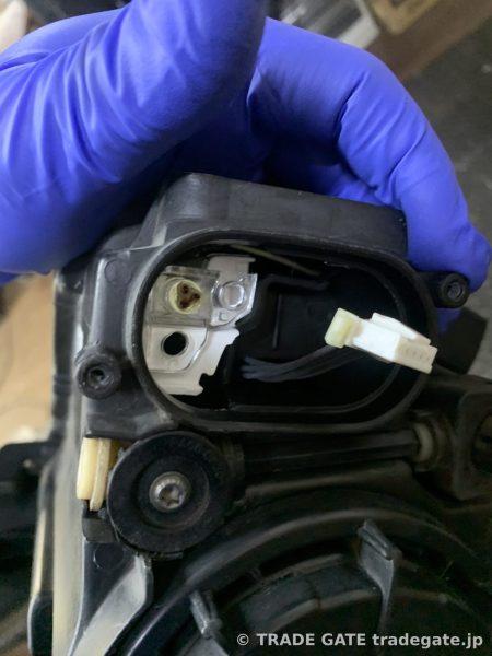 Audi A3ヘッドライトユニットの裏側。配線とコネクタ部分のアップ。
