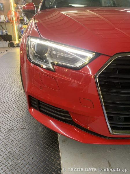 修理後、正常に点灯するAudi A3の右側デイライト。