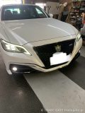 トヨタ 220系クラウンのフロント外観。ホワイトパールのボディと精悍なフロントグリル。