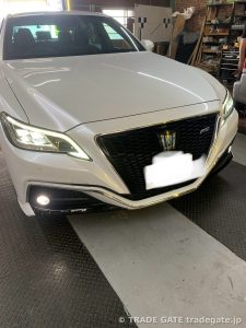 220系クラウンのアンビエントライト後付け事例：光で変わる車内空間