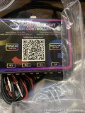 アンビエントライトキットのメインコントローラー。QRコードとBluetooth接続の表示がある。