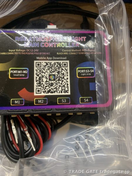 アンビエントライトキットのメインコントローラー。QRコードとBluetooth接続の表示がある。