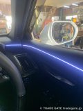 220系クラウンの運転席側ドアトリムとダッシュボードに青色のアンビエントライトが点灯した施工後の様子。