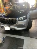 ヘッドライトユニット取り外し作業中のメルセデス・マイバッハGLS