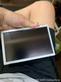 手に持った黄ばんだ液晶画面、茶色くくすんだ表示面が確認できる