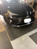 駐車場に停車した黒い50系プリウスの正面