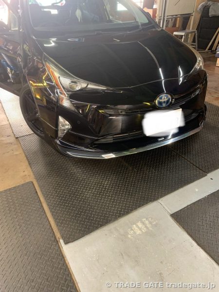 駐車場に停車した黒い50系プリウスの正面