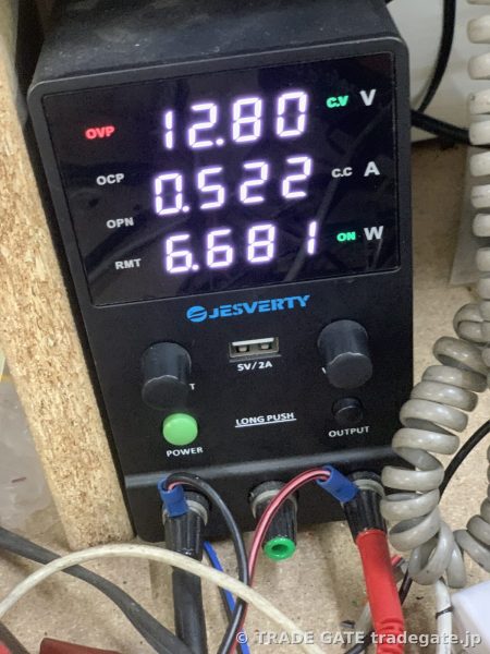 照度計を使用した LED交換後の輝度測定、12.80Vの電圧で計測中