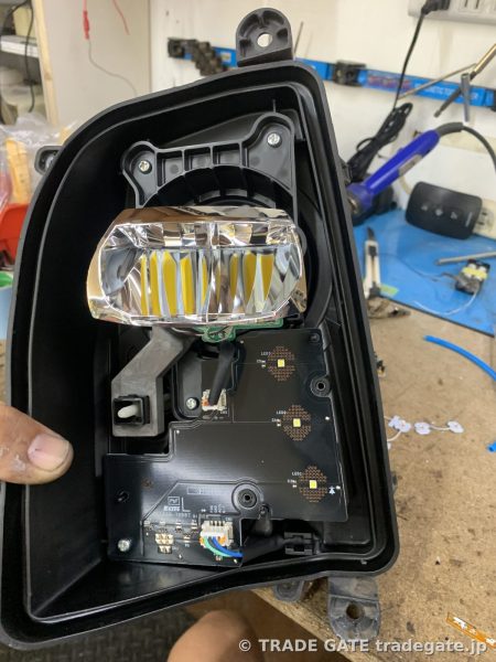 LED基板が装着された状態のフォグランプユニット内部、複数のLED素子が確認できる