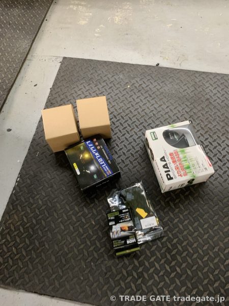 ホーン、フォグ交換キット、デイライトキット、ドライブレコーダーのパッケージが床に並べられている