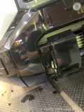 バンパーを持つ手が映っており、取り外し作業の進行状況を示している