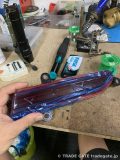 手に持たれたアストンマーチンDB1のテールランプユニット、作業中の様子、奥に工具が見える