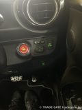 トヨタG'sアクアの運転席側ドアミラー調整スイッチ、LED BEAMスイッチ、G'sプッシュスタートボタン周辺。全体的に緑色のLEDが点灯している。