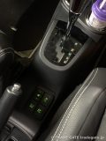 トヨタG'sアクアのシフトレバー周辺。シートヒータースイッチ、ECO MODE、EV MODEスイッチが見える。これらのスイッチも緑色LEDで点灯している。