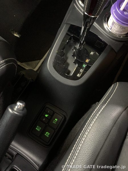 トヨタG'sアクアのシフトレバー周辺。シートヒータースイッチ、ECO MODE、EV MODEスイッチが見える。これらのスイッチも緑色LEDで点灯している。