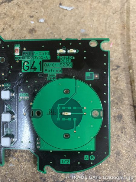 トヨタG'sアクアのエアコンパネル基板のアップ。緑色の基板に配線パターンやLEDの取り付け位置が確認できる。基板には「BA101-523G」などの表記がある。