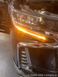 点灯した30系後期アルファードのフロントシーケンシャルウィンカー。アンバー色のLEDが流れる。