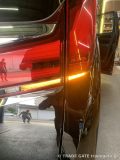 点灯した30系後期アルファードのリアシーケンシャルウィンカー。流れる光が視認性を高める。