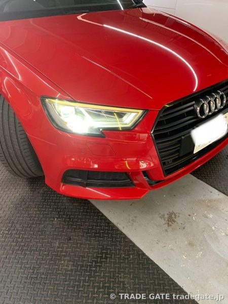 Audi A3の助手席側デイライトが点灯しているが、運転席側は不点灯の状態。