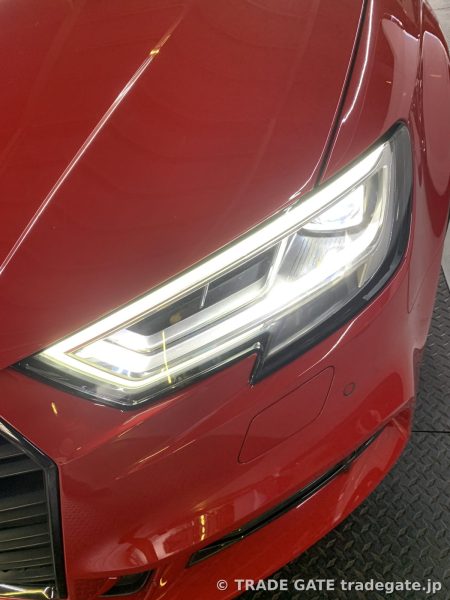 Audi A3のデイライト修理後。両側のヘッドライトが均一に点灯している様子。