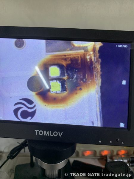 顕微鏡で見たヘッドライト内部のLED基板。周辺が茶色く焦げ付いている。