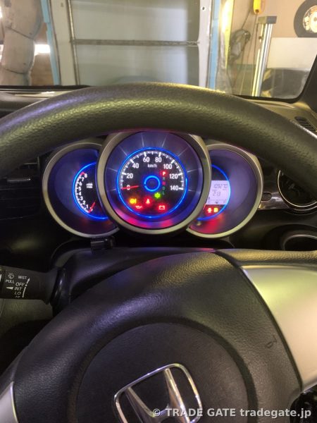 ホンダN-BOXの運転席から見たメーターパネル。サイドブレーキ警告灯が点灯していない状態