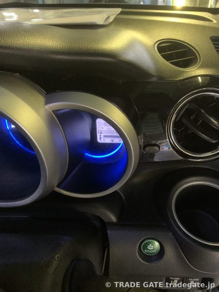 診断機テスト中に点灯したホンダN-BOXのメーターパネル。サイドブレーキ警告灯が正常に点灯している様子