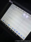 診断機（タブレット）の画面に「すべてのパラメータ」と表示され、各種スイッチの状態が「オン」「オフ」で一覧表示されている