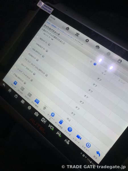 診断機（タブレット）の画面に「すべてのパラメータ」と表示され、各種スイッチの状態が「オン」「オフ」で一覧表示されている