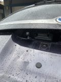 雨滴がついたトヨタ ノア 80系のリアゲートにある純正バックカメラ