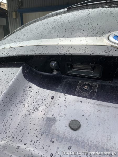 雨滴がついたトヨタ ノア 80系のリアゲートにある純正バックカメラ