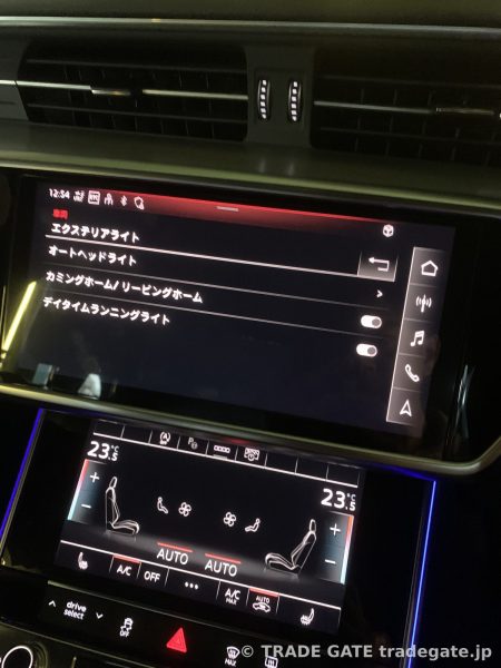 アウディA6の車内モニター。ライト設定画面で「デイタイムランニングライト」がONになっていることを示す表示。