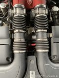 Ferrari Californiaのエンジンルーム、吸気ダクトの間から見えるバッテリーと配線。