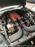 Ferrari Californiaのエンジンルーム全体。赤いヘッドカバーのV8エンジンと吸気ダクト。